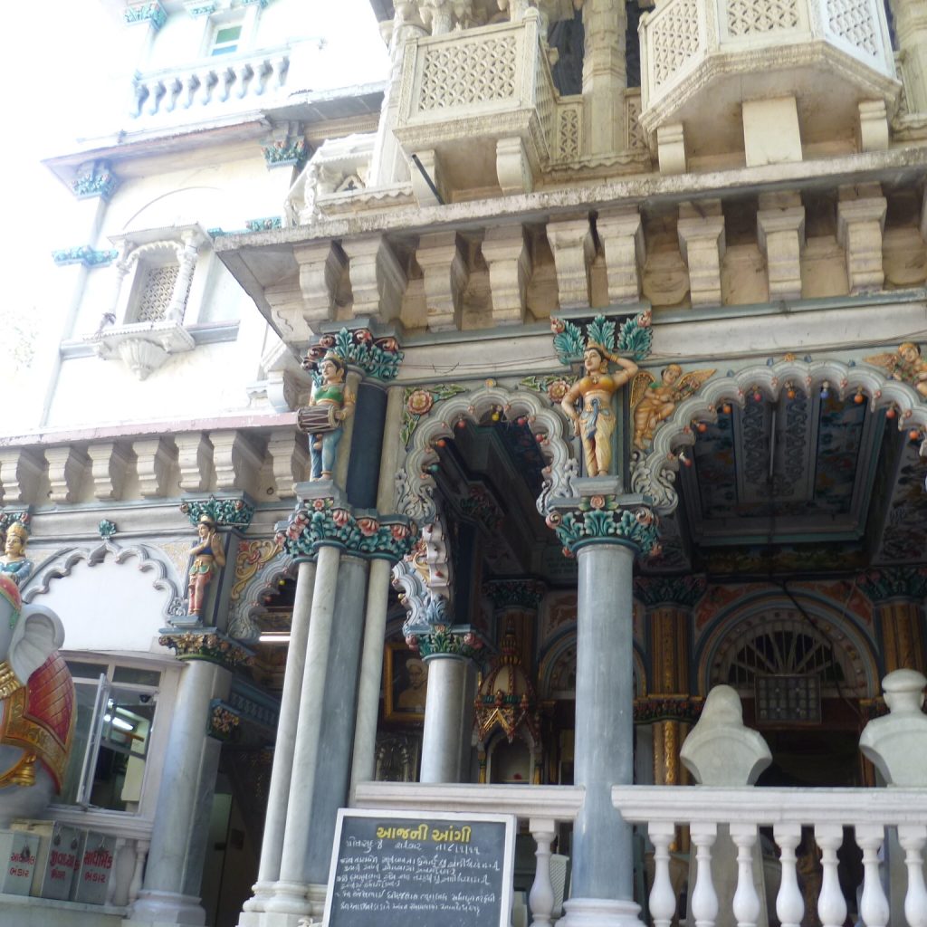 Ein farbenfroher Hindu Tempel. Man sieht von außen viele kunstvolle Verzierhungen an den Säulen. Viele Gottheiten sind dargestellt inklusive Ganesha und Lakshmi.