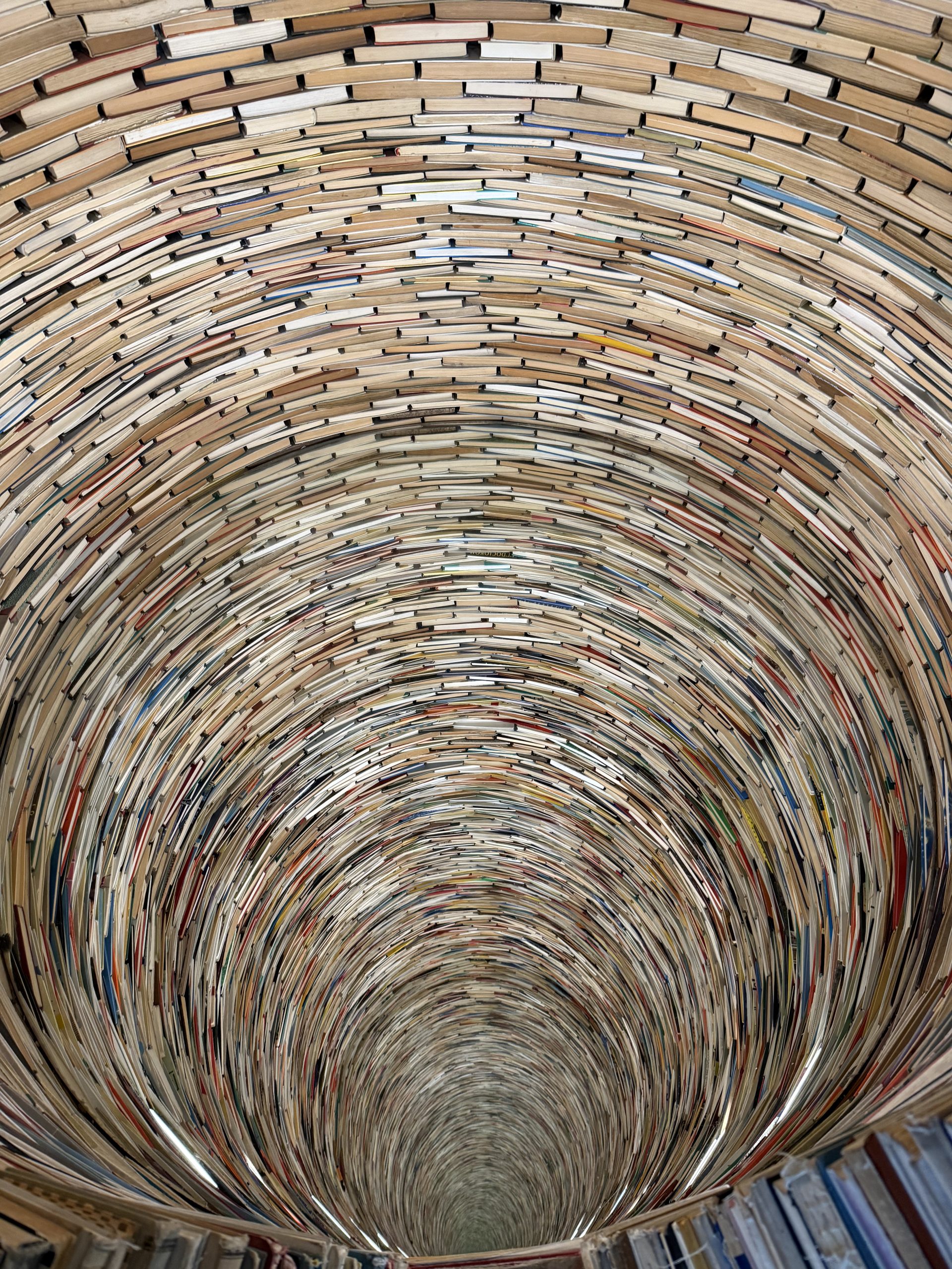 Der Bücherturm von Innen. Es scheint, als würde er unendlich nach unten gehen.